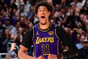 今天你是海飞丝！海斯7中7砍15分5板1助1断1帽 正负值+17全场最高