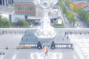 王多多分享决赛现场：下午好朋友们 我在成都的旁向大家招手