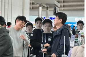 用朱开头像当马赛克？韩网粉丝晒照机场偶遇LCK解说团队