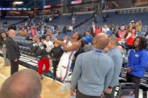 优质偶像！亚历山大送客场球迷发带 还握手合影