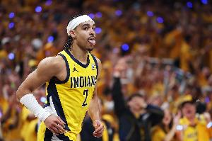 状态火热！内姆哈德撤步三分再中 半节已拿11分