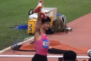 最后一舞后，苏炳添将跑鞋鞋带系起后高高举起示意挂靴