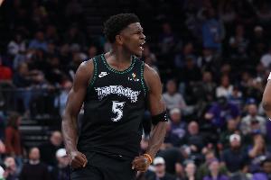 我一人打一队！爱德华兹第三节9中7怒轰19分 太阳全队才19分