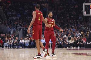 极限操作！米切尔突破妙传莫布里压哨暴扣得分