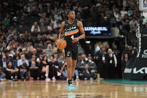 解说：当马刺不能持续给篮下压力的时候 其他问题也就随之出现了