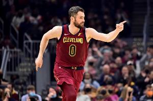 2016年的今天：凯文-乐福首节14投11中轰34分 创NBA首节得分纪录