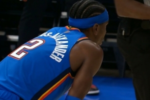 风卷残云！亚历山大丝滑转身连续过人 中路突击上篮打中一气呵成