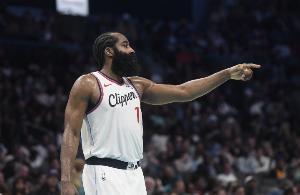 招牌绝技！哈登单打撤步跳投打成2+1