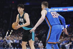 没机会了？杨瀚森昨日出场时间生涯新高 今天半场没有登场