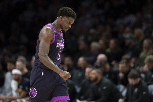 存在感很强！爱德华兹上半场12中7&三分6中3砍下17+2+3+2+1