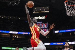 神兵天降！盖耶切入隔着防守球员单臂炸裂补扣