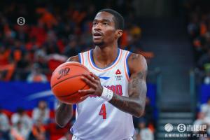 直播吧：新外援萨姆纳已经到广东队报到 参加体检