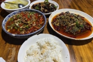 Xun分享晚餐照片：就得大碗干饭