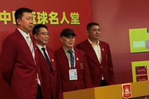 中韩大战！中国篮球名人堂成员王治郅&胡卫东&巩晓彬&匡鲁彬观战