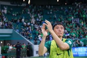 李磊代表中国俱乐部各项职业赛事出场300场，其中国安215场进6球