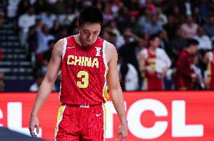 进攻毫无斩获！胡明轩半场2中0未得分 仅拿1板2助