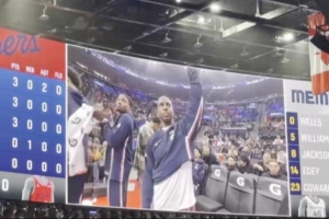 Point God！小吧直击：快船主场播放视频致敬保罗最后一个赛季