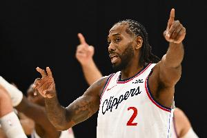 燃尽了！小卡时间限制仅出战28分钟 24中15轰赛季新高39分