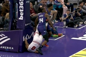 危险！怀特上篮倒地后用双脚夹住迪亚巴特 裁判回看吹一级恶意