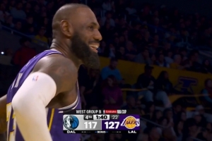 一锤定音！东契奇长传送助攻 詹姆斯空位三分将分差拉开到两位数