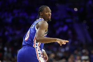 要花了？马克西追身命中加长三分球 分差达到20+