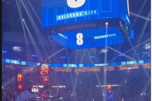 18胜1负&继续添强援！雷霆主场介绍杰伦威出场 爆发出巨大欢呼声