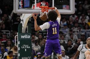 正好捡一个！东契奇突破摔倒差点丢球 海斯直接拿球滑翔劈扣！