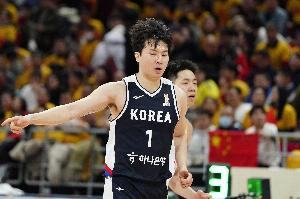 记者：李贤重的9记三分只有一个是有球进攻打进 14板展现变态体能