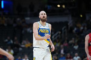 限制武切维奇！赫夫4记三分拿下14分8板2助4帽