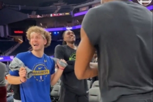 回娘家即视感！普尔&卢尼赛前来到场边 与波姐&库明加有说有笑