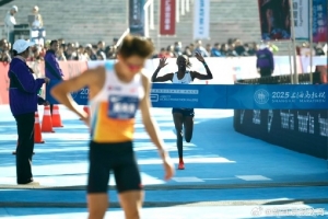 沪媒：上海马拉松今日开跑，女子赛会纪录整整缩短4分钟