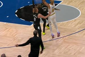 踢蛋之恨！华子蹩脚运球捡起 迎着小白神仙三分杀死比赛！