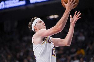 穷追猛打！里夫斯持球变向突破 挑篮高打板命中还要加罚