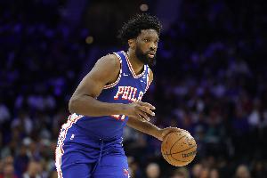 状态还行！恩比德复出半场6中4拿到11分1板1助 罚球4中3