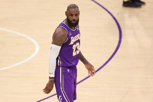 雷迪克：詹姆斯的左脚伤势一直是需要处理的问题 球队对此很谨慎