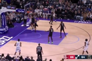 亚当斯单手帅气抓帽 推反击后接杜兰特分球转身霸王暴扣