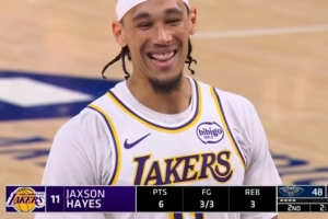 轻松愉快！海斯拼下前场篮板 补篮打进不过加罚不中