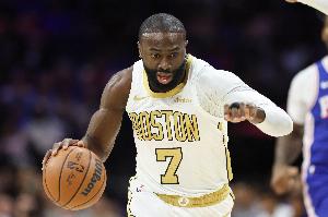 表现全面！杰伦·布朗半场9中2&罚球6中5拿到9分 另有9板6助