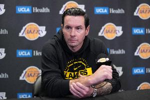 雷迪克谈传球次数联盟垫底：我们有三个进攻引擎 不需要无效传导