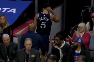 希望无碍！格莱姆斯突破被连续撞到头部 回更衣室检查