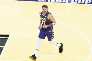 再给次机会！东契奇强攻不中摊手抱怨 结果篮板掉在眼前迅速抢回