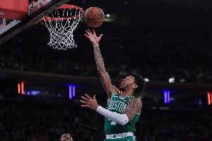 替补手感很热！安芬尼·西蒙斯半场10中7&三分4中2砍下16分