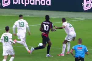 射门真是辣眼睛！巴特萨基传中，福法纳无人盯防射门踢偏