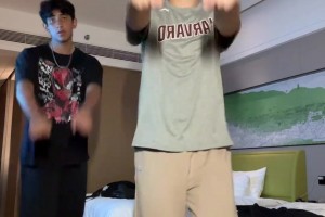 大牌到场！库里做客老詹节目《球场大脑》边喝边聊松弛感拿捏