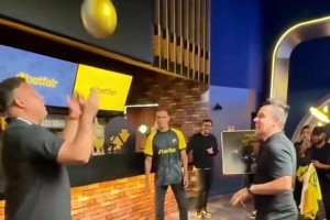 给哈宝干羞涩了！名场面：贝林强吻正在接受采访的哈兰德！