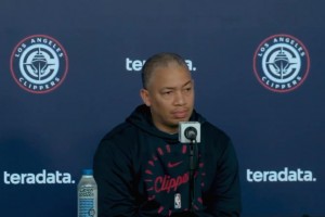 还在试验阵容？泰伦·卢回应记者提问：比尔是我们的首发球员