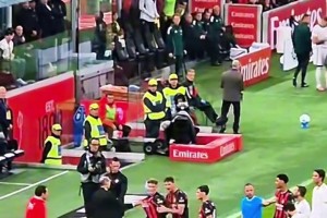 场边激情庆祝！九爷已是满头白发