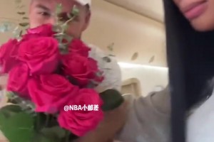 深陷爱情漩涡克莱去机场接女友迟到了！送玫瑰花+疯狂认错！