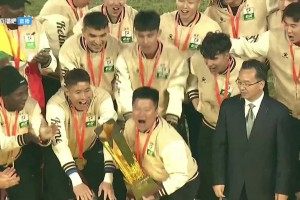 功不可没！辽宁铁人冠军教头李金羽举起中甲冠军金杯