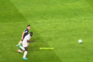 孔帕尼在调教后卫这块有一手！于帕对巴黎时再次战神级发挥！